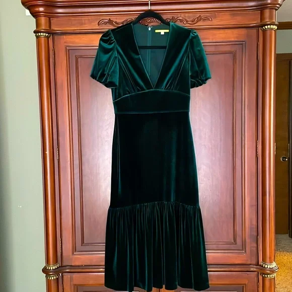 Gianni Bini Dresses | Green Velvet Gianni Bini Size 4 Midi Dress | Color: Green | Size: 4 | Bpatterson821's Closet